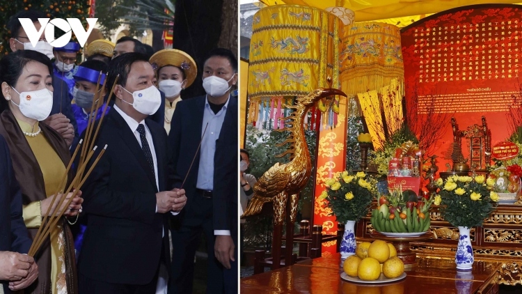 Vietnamese expatriates offer incense at Thang Long Imperial Citadel